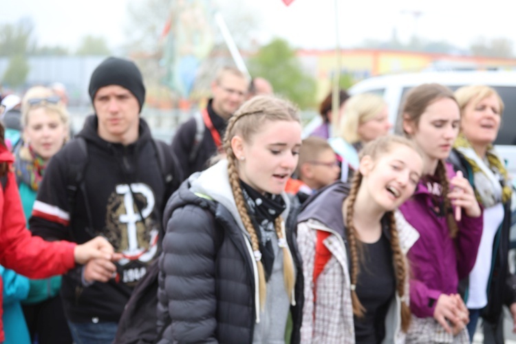 5. pielgrzymka diecezjalna z Hałcnowa wkracza do Łagiewnik