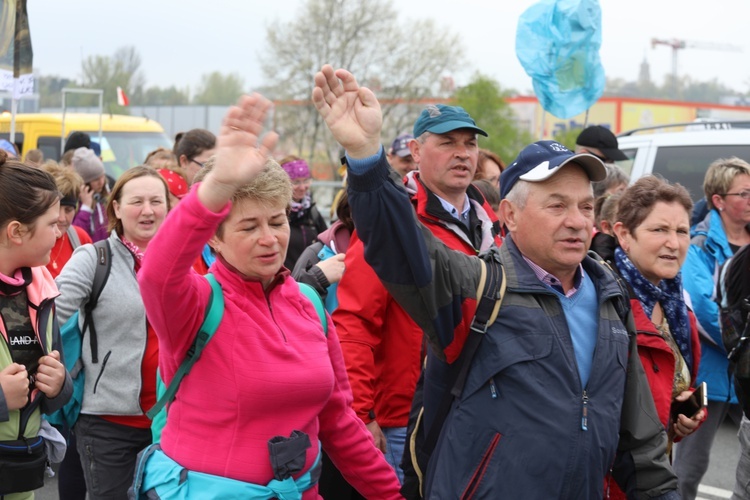 5. pielgrzymka diecezjalna z Hałcnowa wkracza do Łagiewnik