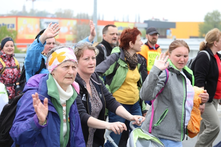 5. pielgrzymka diecezjalna z Hałcnowa wkracza do Łagiewnik