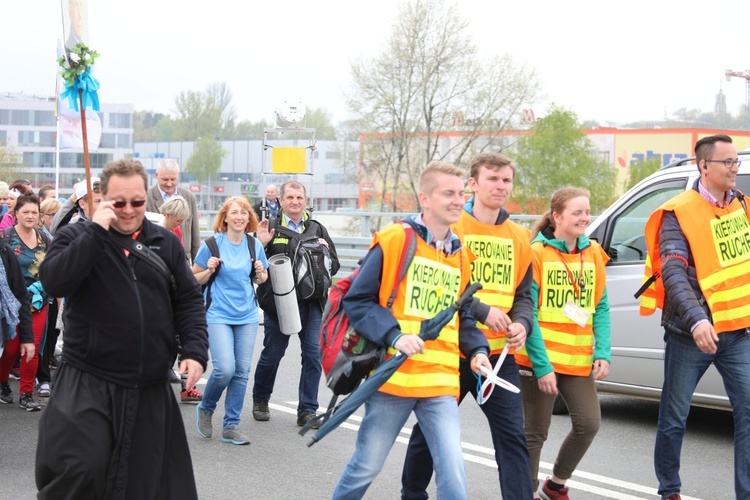 5. pielgrzymka diecezjalna z Hałcnowa wkracza do Łagiewnik