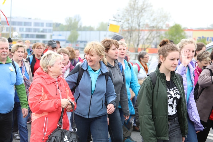 5. pielgrzymka diecezjalna z Hałcnowa wkracza do Łagiewnik