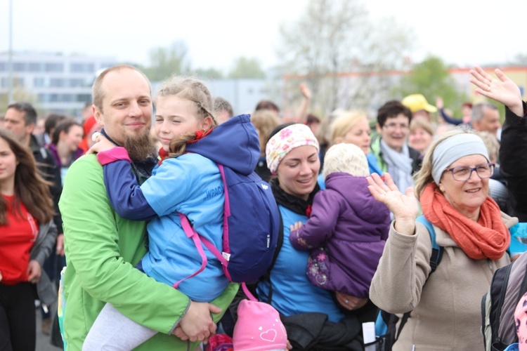 5. pielgrzymka diecezjalna z Hałcnowa wkracza do Łagiewnik