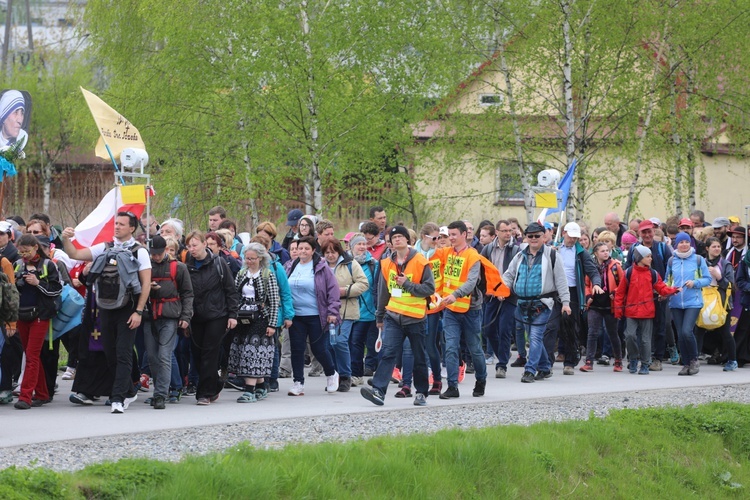 5. pielgrzymka diecezjalna z Hałcnowa wkracza do Łagiewnik