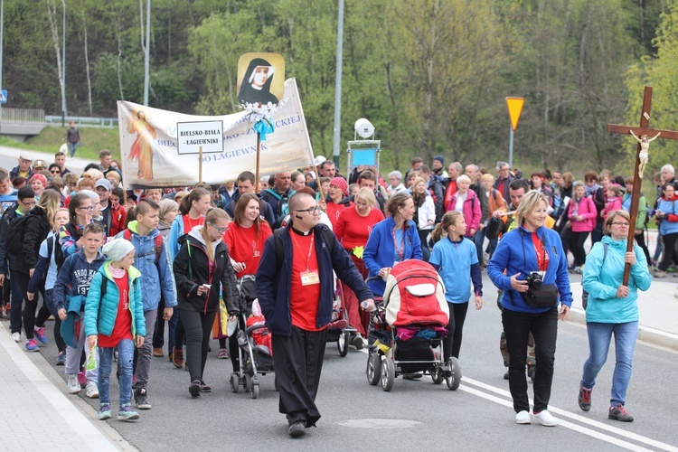 5. pielgrzymka diecezjalna z Hałcnowa wkracza do Łagiewnik