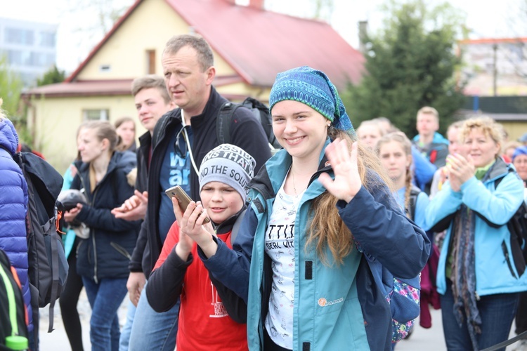 5. pielgrzymka diecezjalna z Hałcnowa wkracza do Łagiewnik