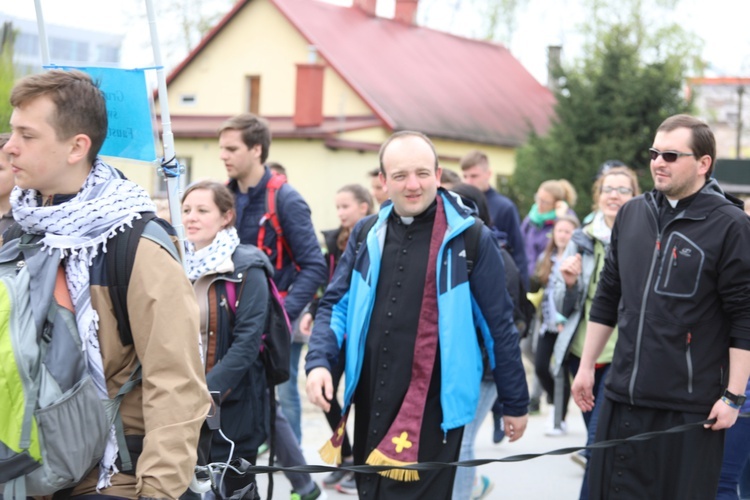 5. pielgrzymka diecezjalna z Hałcnowa wkracza do Łagiewnik