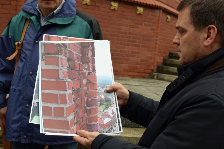 Zbierają pieniądze na remont walącej się wieży