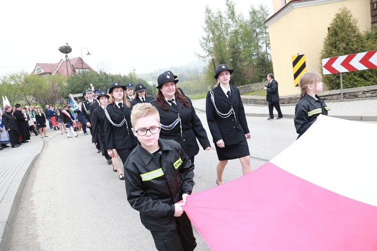 Święty Florian stanął w Ropie