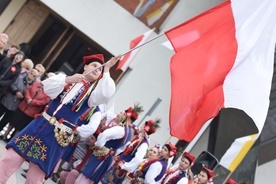 Zespół "Krąg" tradycyjnie uraczył oglądających patriotycznym tańcem