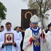 Uroczystej procesji i Mszy św. na powitanie obrazu przewodniczył bp Wojciech Osial. Obok z Ewangeliarzem ks. Włodzimierz Wroński, proboszcz parafii w Miłonicach