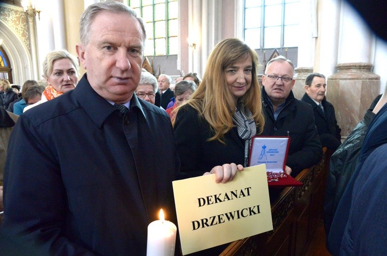 Reprezentanci dekanatu drzewickiego w radomskiej katedrze podczas przekazania różańców i świec na Jerycho Różańcowe