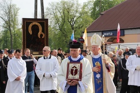 Procesji powitalnej ulicami Krośniewic przewodniczył bp Andrzej F. Dziuba. Obok z Ewangeliarzem ks. Jacek Drzewiecki, proboszcz i dziekan krośniewicki