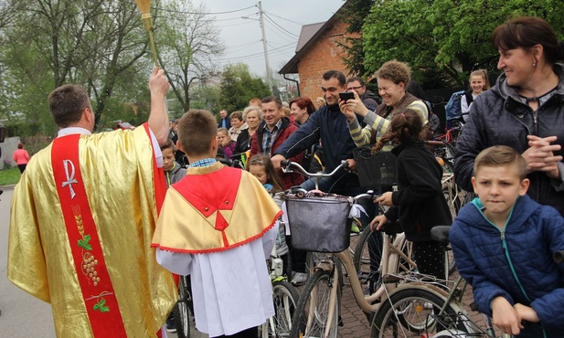 Ryk silnika, palenie gumy i święcona woda