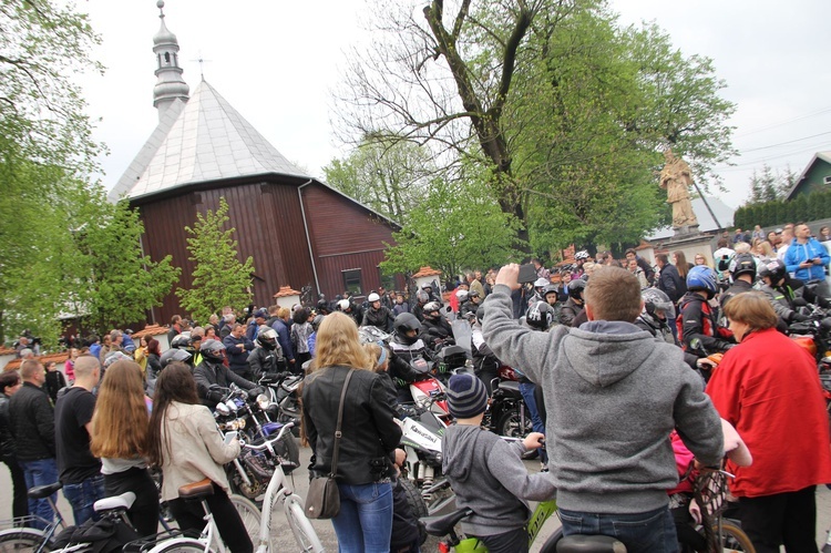 Motocykliści w kościele w Zgórsku