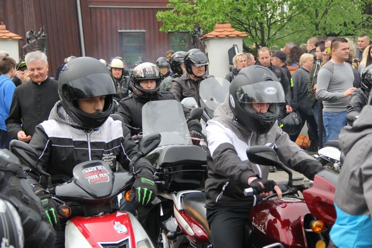 Motocykliści w kościele w Zgórsku