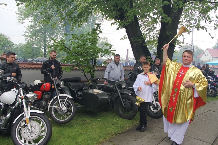 Motocykliści w kościele w Zgórsku