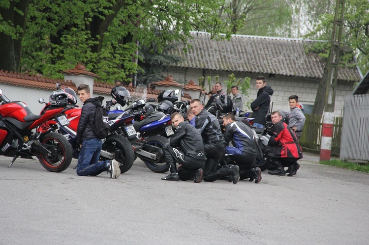 Motocykliści w kościele w Zgórsku