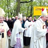 ▲	− Jak co roku, gromadzimy się tutaj. Ale po raz pierwszy gościmy przedstawiciela papieża, czyli nuncjusza apostolskiego w Polsce − mówił abp Sławoj Leszek Głódź (pierwszy z lewej).