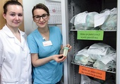 – Każda butelka przechodzi badania,  by lekarze mieli pewność, że podają dziecku całkowicie bezpieczny płyn – mówią dietetyk Katarzyna Skrzypek (po lewej) i koordynator BMK Anna Kotlińska.
