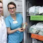 – Każda butelka przechodzi badania,  by lekarze mieli pewność, że podają dziecku całkowicie bezpieczny płyn – mówią dietetyk Katarzyna Skrzypek (po lewej) i koordynator BMK Anna Kotlińska.