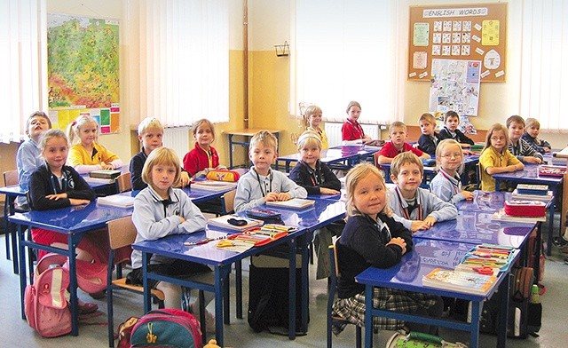 Ze względu na małą liczbę klas (po dwie na poziomie) uczniowie nie są anonimowi, co służy wzajemnemu poznaniu i zacieśnianiu więzi.