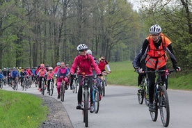 ▲	Uczestników było więcej niż się spodziewano. Rodzinne spędzanie  czasu na rowerze,  także w uroczystości i święta, staje się u nas dobrym nawykiem.