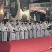 ▲	Tym młodym nie wystarczało stanie w prezbiterium.  Oni są otwarci na zgłębianie obrzędów.