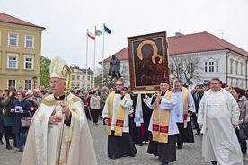 Matkę Kapłanów na ramiona wzięli księża posługujący w parafii św. Wawrzyńca.