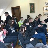 Na koniec spotkania młodzież otrzymała obrazki i zakładki przybliżające jej, czym jest seminarium.