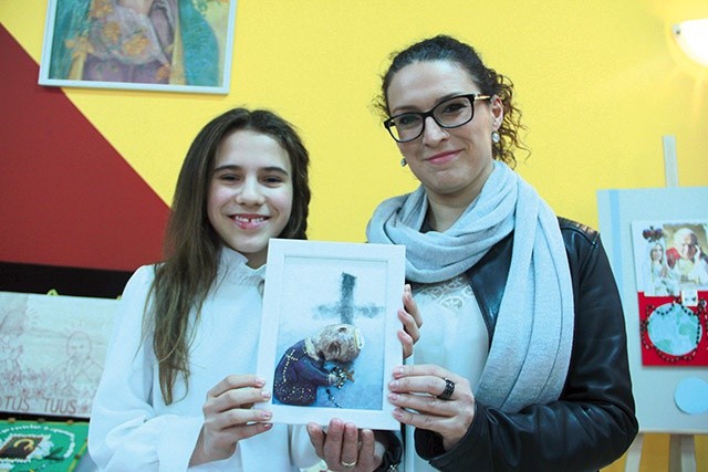 Na zdjęciu Inga Ćwioro z Zespołu Edukacyjnego nr 1  z mamą Joanną. Katechetą Ingi jest Ryszard Tokarz.