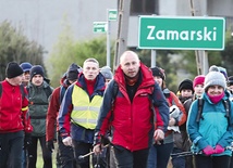 Grupa uczestników Drogi Krzyżowej wyruszyła z Zamarsk w Wielki Czwartek.
