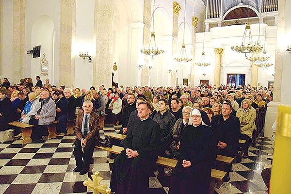 ▲	Na kolejnych spotkaniach pojawiają się nowe osoby.