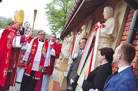 Bp Jeż święci figury w Panteonie Świętych i Błogosławionych.