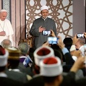 Swoją wizytę w Egipcie papież zaczął od przemówienia na uniwersytecie Al-Azhar i spotkania z wielkim imamem tej uczelni Ahmadem al-Tajjibem.