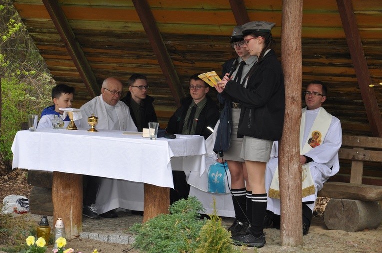 Ks. Stanisław Sikorski (z lewej) i ks. Sebastian Osiński podczas Mszy św. polowej