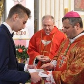 Młodzi składają w darze ofiarnym przyrzeczenia abstynenckie