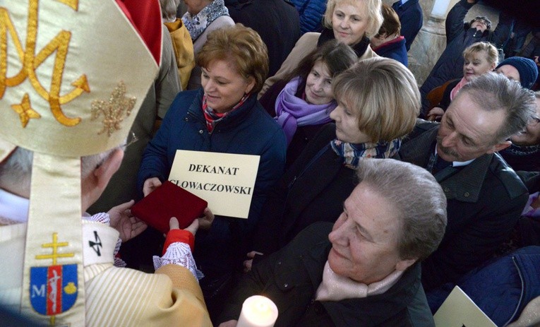 Przedstawiciele dekanatu głowaczowskiego odbierają różaniec i świecę na Jerycho Różańcowe