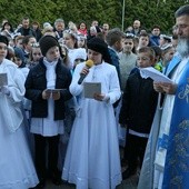 Procesja różańcowa z udziałem dzieci