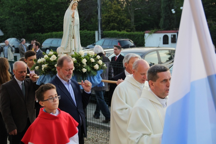 Bierzmowanie i błogosławienie dzwonów u MB Fatimskiej w Piotrowicach