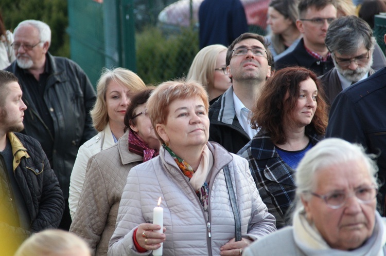 Bierzmowanie i błogosławienie dzwonów u MB Fatimskiej w Piotrowicach