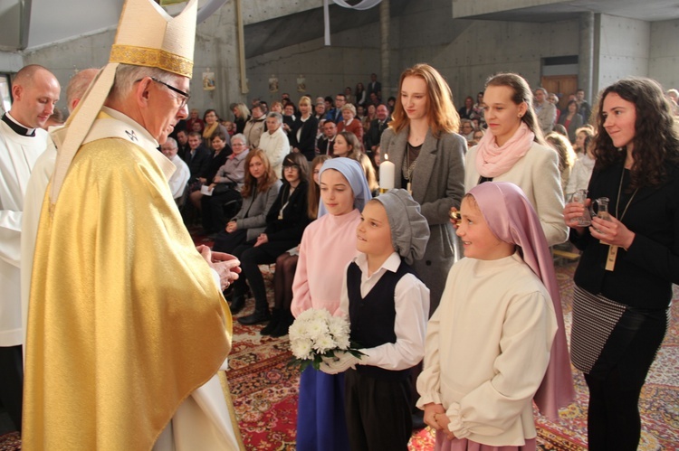 Bierzmowanie i błogosławienie dzwonów u MB Fatimskiej w Piotrowicach