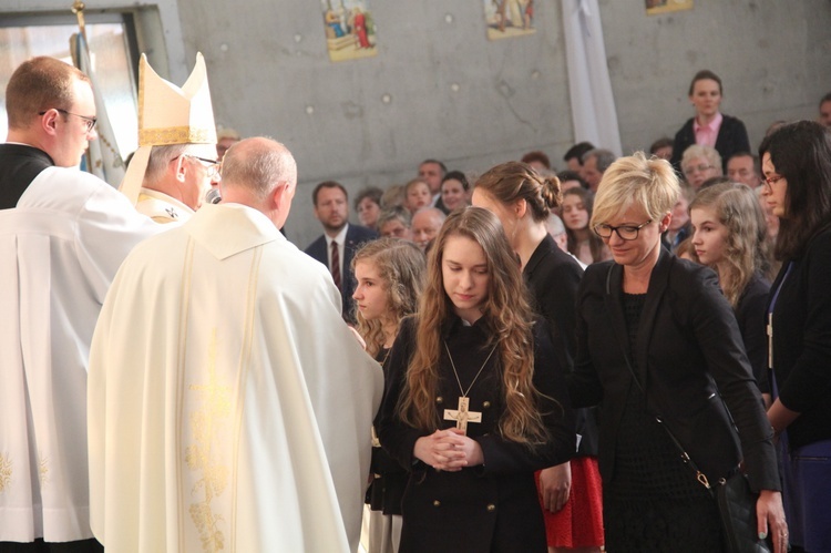 Bierzmowanie i błogosławienie dzwonów u MB Fatimskiej w Piotrowicach