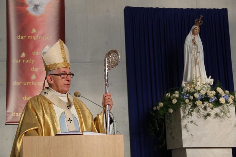 Bierzmowanie i błogosławienie dzwonów u MB Fatimskiej w Piotrowicach