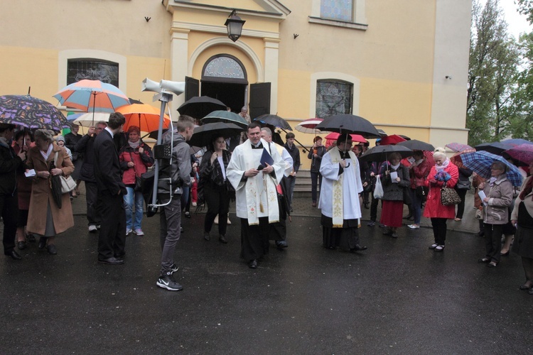 Rodziny idą za Matką