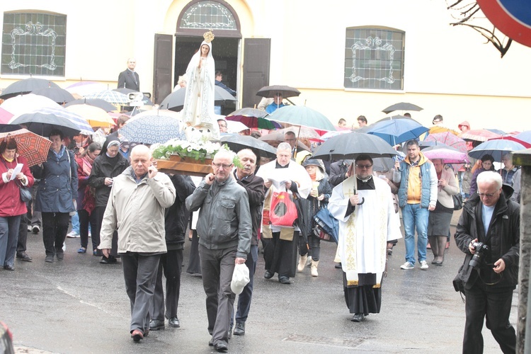 Rodziny idą za Matką