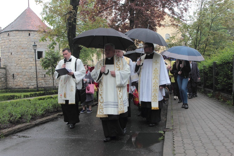 Rodziny idą za Matką