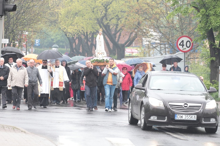 Rodziny idą za Matką