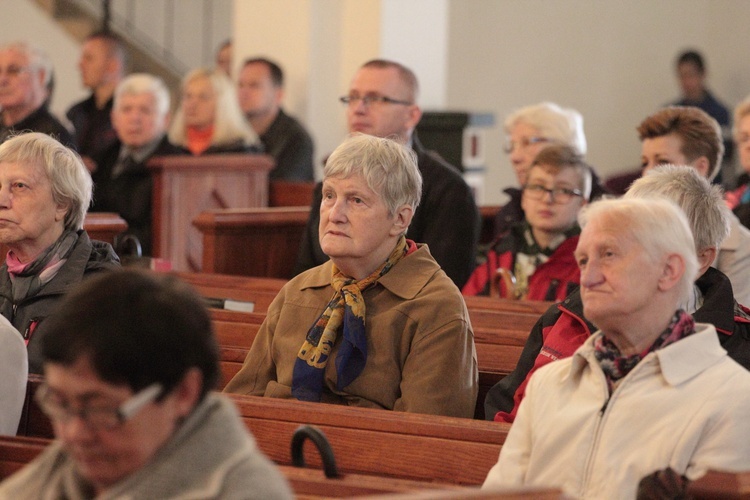 Rodziny idą za Matką