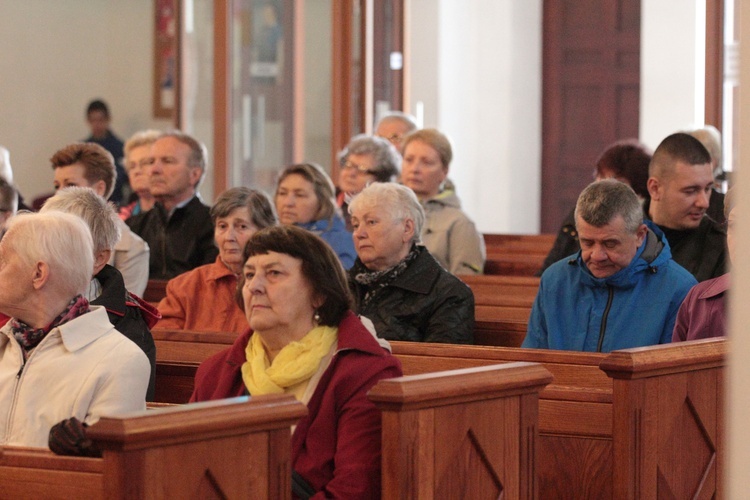 Rodziny idą za Matką