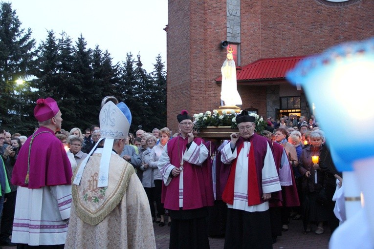 Podczas nabożeństwa fatimskiego odmawiano różaniec, idąc z figurą Matki Bożej ulicami osiedla